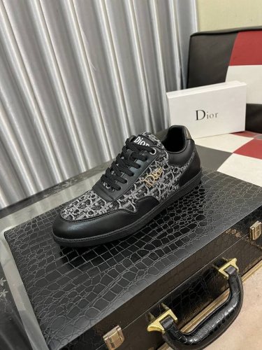 出厂价： Dior 2024迪奥原版系带低帮男鞋 经典款休闲鞋本款是官方主打经典款，1:1质量，原厂名师制作，采用优质牛皮配原版材料舒适透气网布內里猪皮鞋垫，完