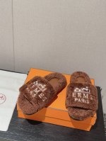Herm*Es爱马仕 新款老爷车 一波惊喜爱马仕毛拖妥妥的时尚款顶级出品轻奢hermes泰迪毛拖真的软软糯糯超美进口真丝电绣.......初冬的第一双毛拖，真的