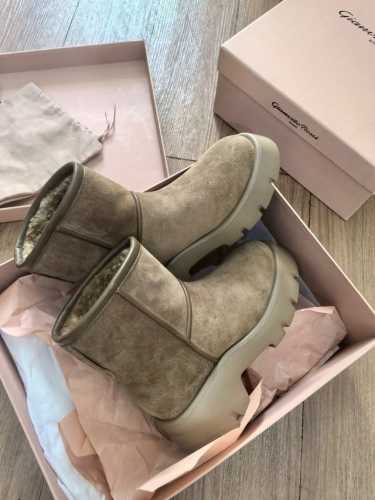 顶级版本代购级gianvito Rossi意大利高奢品牌2024秋冬新款厚底 雪地靴 面料：丝光牛反绒皮 内里：澳洲定制羊毛 垫脚：澳洲定制羊毛 大底：独家私模