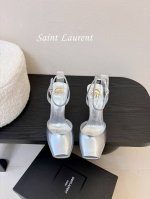 Saint Laurent 圣罗兰细跟坡跟鱼嘴凉鞋Lee金属钻链条尖头高跟鞋YSL姐姐的美丽尤物高跟鞋 又是人间圣罗兰 Rose同款的高跟鞋化很好修饰脚型，奢华