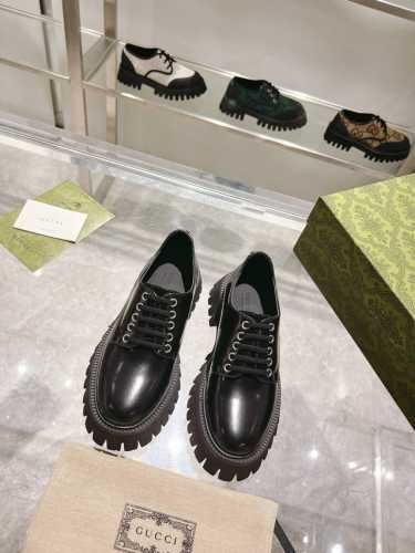 Gucci 古奇春季 男女 同款系带鞋！ 这双休闲系带鞋采用 古奇奥guccio Gucci 字母组合图案的超大版型。凸纹鞋底和撞色饰边增添现代元素，将品牌传统