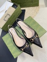 Gucci 24ss春夏新款 G家尖头马衔扣V型系列，经典再现，简约设计高雅品质，鞋面以羊皮双G布材料匠心打造，鞋面缀饰亮眼的经典马衔扣，后带着釆用松紧带设计，