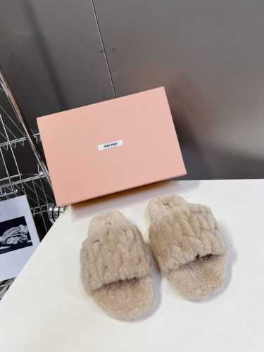 Miumiu代购级独家首发100%纯羊毛鞋 新季的潮流要素 与此刻挚爱的概念，多元对撞，传达现代风格~ 怎么穿都好看！时髦精最爱 上脚超级舒服 面料：进口澳洲加