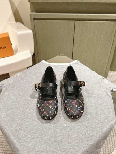 驴家早春新品 new arrival～LV春夏单鞋，也太出彩了！时尚性感舒适，拉满了夏日美鞋能给的满分情绪价值.鞋的造型也很乖巧好看呀！羊皮内里，本色牛皮底si