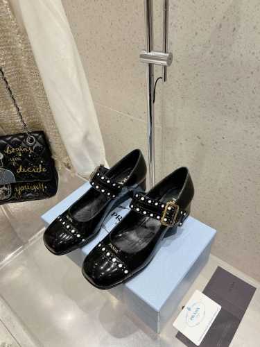 Prada 普拉达 25Ss早春新款 经典圆头玛丽珍 单鞋蛮复古暗黑系的一款玛丽珍 颜值和舒适度这块都把我吃的死死的！可盐可甜的娃娃头设计 透着满满的少女感 复