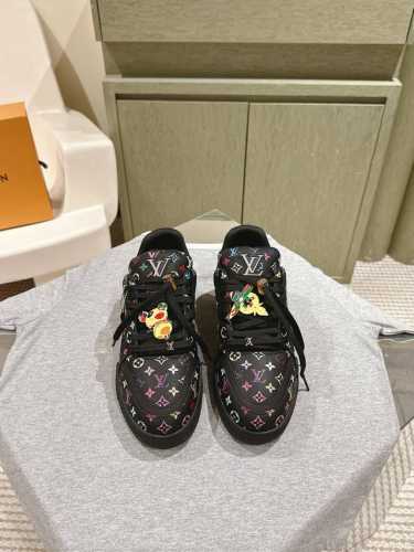 情侣款 扣子50 225 LV代购级板鞋新色现货供应！经典驴家全系列！LVTrainer PVC 运动鞋, 每个款式配色都很赞！Trainer的脚感真的非常不错