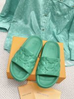 跑量 路易威登~浮雕拖鞋 路易威登专柜新款拖鞋，驴牌monogram 浮雕拖鞋，Waterfront 凉拖焕新回归，鞋面扣带压印路易威登标志性的 Monogra