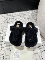 情侣款 高版本 Loewe罗意威 24 New Arrival 柔软羔羊毛夹角拖鞋 夹脚毛拖鞋可谓非常少有，创新别样，垫脚lorwe字母羊毛造型很别致呀；还原原