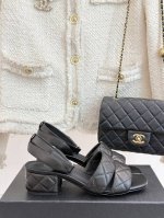 厂价340 chane*｜小香25P春夏新品 菱格粗跟凉鞋 香奶奶家一贯的优雅名媛气质 高级感十足！上脚非常Nice～ 不管光脚穿或搭配裙装、裤装、 都非常百搭