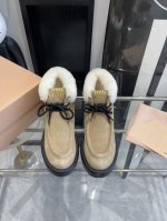 Miu Miu 缪缪 Ss 秋冬新款 王炸羊毛短靴 百搭增高神器 不想敷衍所以原版开发时间太长了 幸好最后依旧美好 五金logo元素符合miu系一贯品宣形象中的