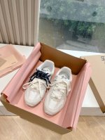 代购版 男码+10缪缪G027Miu Miu X New Balance早春发售前先近赏同样是在十月的巴黎时装周，又被眼尖的粉丝们看见了 Miu Miu X N