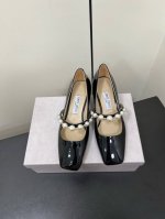 Jimmychoo New Arrival～ Jc 2025早春 方头方跟的造型玛丽珍单鞋，复古时髦的调性，点缀珍珠装饰，增添了精致优雅的韵味 小羊皮材质，脚感