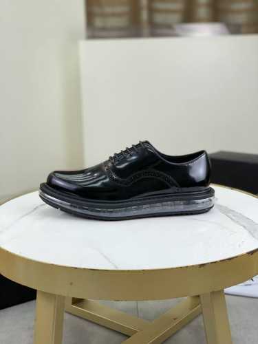 工厂价 P家新品 PRAD* 普拉-达 新款休闲正装气垫套脚鞋 这款一脚蹬气垫运动鞋采用进口开边珠 柔软腊面小牛皮鞋面打造，质感上乘，舒适透气，搭配超柔韧性半透