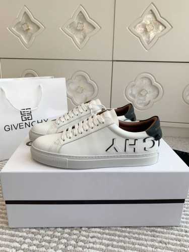批女 男 字母款 Givenchy 纪梵希经典款Gvc情侣休闲板鞋百搭小白鞋 顶级品质 穿出不一样的风格，不一样的尾巴配色使小白鞋不再单调！简约风格难掩奢华质感
