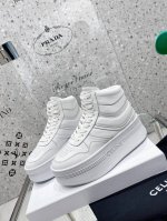 厚底高帮版 。码数35～40。 Celine 赛琳~~春夏季新款厚底小白鞋！Celine轻奢风格的小白鞋 简单舒服 干净 ！！可爱的圆头设计~~复古的感觉~~特