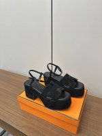 hermes H家新款爱马仕防水台凉鞋拖鞋 P380 经典H型鞋面，散发优雅魅力。搭配可调节袢带，适合不同脚型，穿着倍感舒适。绒面包覆防水台，镀玫瑰金鞋扣，羊羔