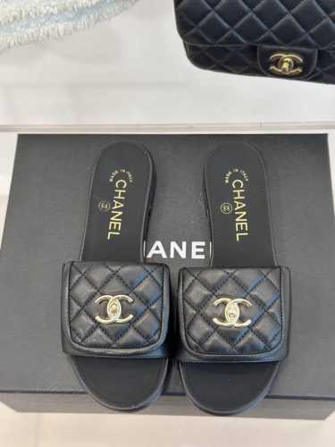 橙子出厂价 CHANEL 香奈儿春夏新款 经典书包扣翻盖平底拖鞋 金属扣菱格凉拖经典永不过时～翻盖式书包锁扣设计风格～显瘦百搭～穿不腻的拖鞋！脚感非常舒适！凸显