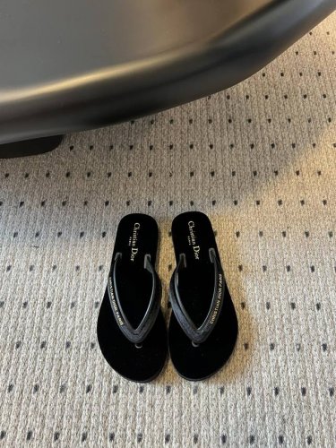 顶级版本 Dior 迪奥 25 小厚底人字拖Diorsea 夹趾凉鞋来自 Dioriviera 限定系列，夏季款式，彰显 Dior的高订风格。厚底版型，采用橘色