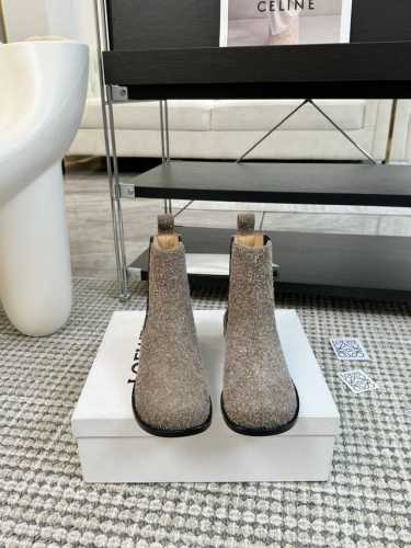 Loewe 罗意威 24Ss 秋冬新款 方跟厚底女靴套脚一脚蹬弹力靴牛皮平底时装靴短靴 简约大气时髦 耐看不过时 是时尚圈永不退潮的经典所在 复古的英伦风格 让