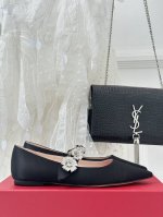 厂价 Roger Vivier｜Rv经典 尖头水钻玛丽珍高跟鞋 原版定制鞋楦 版型超正 超显气质 真是越看越上头那种 什么神仙鞋也太美了吧！ 完全仙女下凡闪闪亮