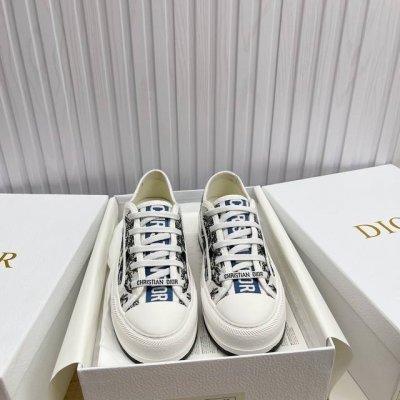 出厂 ，现货高品质 Dior 迪奥 平底运动鞋采用全刺绣标志性图案市场顶级品质国外专柜爆款非市场普通仿版面料采用意大利进口布料刺绣鞋面，原版模具注胶logo磨砂
