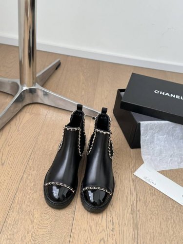 Chanel 24K秋冬新款靴！ 这双最新款的靴子太好看啦 最上面筒靴旁边的小logo给整体增加了小细节～ 国内还没上新 先买先穿啦 鞋面全牛皮 内里羊皮 真皮