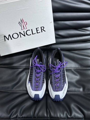 moncle* 蒙口男士户外系带运动鞋，具有舒适防滑性能，采用皮革和科技面料制成，专为户外跑步或都市漫步而设。兼备创新、功能性与图形细节于一体，从高山氛围汲取灵