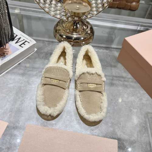 出厂 Miumiu缪缪乐福鞋2024秋冬新款棉鞋毛毛单鞋来自miu Miu系列的细节特写 新季的潮流要素 豆豆鞋 复古时尚 简约高级 随意搭配 上脚非常舒适 与