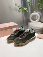 带扣饰P340。不带扣饰P330，缪缪2025阿甘休闲鞋运动鞋 春夏新款 最近爆款前卫大胆的设计 .Miu风格融于此款厚底帆布运动鞋的简约线条 ，别致徽标饰于鞋
