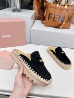 2025年Miumiu 早春凉拖鞋， 牛磨砂拼接 酒椰叶纤维质感钩编织、Miumiu标扣，时尚休闲， 面料：1 进口小牛磨砂、 2 酒椰叶纤维质感钩编织物 內里