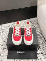 Chanel香奈儿 25 隐藏中古款帆布鞋Vintage感满满，中古复刻get啦～帆布鞋适配春夏，黑白拼接就很Chanel。配合袜子就很复古学院的感觉。鞋面：帆