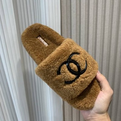 Chanel 24B新款毛毛拖鞋！ 这款毛拖真的是真太可爱了～ 柔软蓬松的毛毛，舒服暖脚 增高显腿长 秋冬搭配袜子休闲又慵懒 上脚真的好看又时髦 进口羊毛，手感