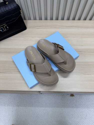 330Prada 普拉达 25Ss 水台夹脚拖鞋 今年流行的方头一字系列，懒人必备拖鞋上脚是如此的好看 让整双鞋轻便舒适鲜艳色彩满足不同风格时髦人士的多种选择