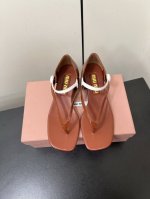 25Ss春夏新款Miumiu夹脚人字粗跟凉拖鞋这款人字凉鞋风格漆面皮革鞋履受童年衣橱的灵感启发，搭配玛丽珍带撞色设计！鞋面：牛漆皮内里：羊皮内里跟高：4cm鞋底