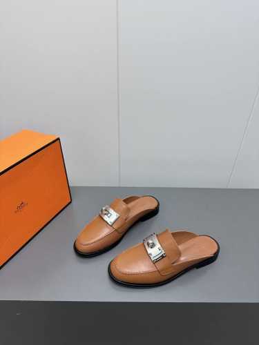 出厂P430 hermes Ss25爱马仕新款 凉鞋 kelly银扣设计升级必须特别表扬，那就是拉宽了的Kelly扣，真的真的真的是绝妙的升级，宽扣摒弃了传统的