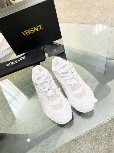 明星同款露思同款versace 全新推出的一款 Sneakers : Galaxia来自范思哲ss25的超轻德训。脚感无敌好男女都可，百搭不挑人。几乎可以驾驭任