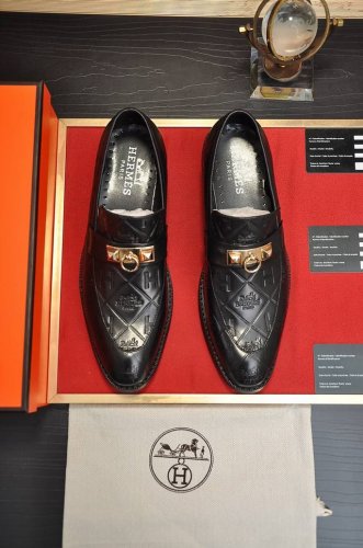 出厂价 爱马仕 Hermes 羊皮内里 意大利顶级奢侈他不追求新奇的款式和华丽的色彩，以其完美无瑕、优雅、经典的风格吸引着成功男士的青睐！这款非常非常舒适，简洁