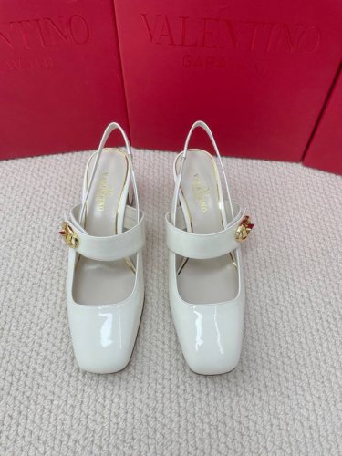 Valentino2024华伦天奴方头高跟后空鞋 顶级版本！柔软的小牛皮搭配金色旋扣，极简又优雅是最经典的元素，怎样搭配都不会出错～时尚就是不断轮回后递进经典款