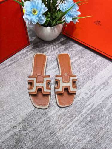 橙子出厂价 HERMES 爱马仕 夏季经典平底H拖鞋 旅游度假沙滩凉拖面料：帆布牛皮拼色码数：35-42