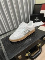 BALMAIN巴尔曼B-Skate运动鞋 B-Skate 多材质拼接撞色运动鞋 ，鞋面饰有黑色鞋带，皮革拼接鞋舌点缀 Balmain 徽标， TPU 鞋底饰有