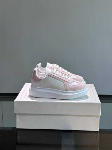 Alexander Mcqueen 亚历山大麦昆 情侣款阔形厚底增高鞋。经典百搭小白鞋，圆头设计 搭配宽扁鞋带 鞋舌和后帮饰有 Alexander Mcquee