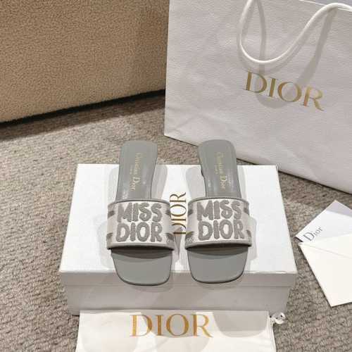 平底 中跟 代购级别 2024新款迪奥miss Dior 系列平底拖鞋，经典上乘美艳力作 Dior专柜最火春夏系列 兼备气质 时尚 经典耐看的设计风格 上脚效果