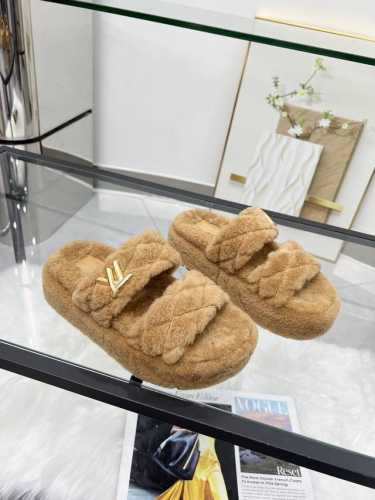 出厂厚底 L家24年最新版面new Arrival 羊毛拖鞋 金属字母扣 室内外穿着皆宜。纯羊羔毛材质，鞋面专业处理粟子头花纹，水台高密度发泡材质，轻盈舒适简约