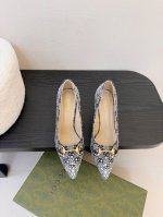 Gucci 古驰系列高跟女鞋原版1：1开发，精心调制的鞋楦，皮料 特殊材料按原版开发.扣件细腻到无可挑剔！ 鞋面：品牌字母布料 烫钻内里：羊皮 大底：真皮大底跟