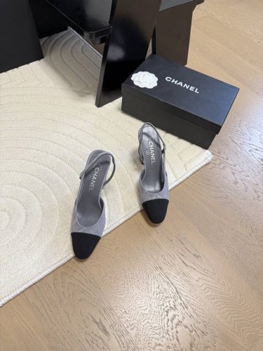 Chanel 经典slingback后空凉鞋前几年一直在做这个款今年我们还是重新购版，再次精细copy。发现新版面的鞋面线条和形体舒适度都做了微调！ 这个品牌方