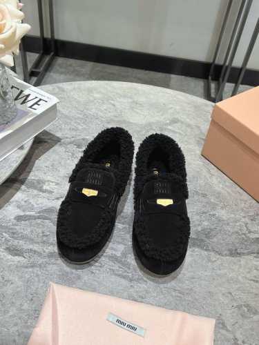 Miumiu 缪缪2024Ss秋冬 钱币驾车鞋加毛乐福鞋毛毛鞋 这款永不过时的反绒皮驾车鞋饰有硬币与压花 Miu徽标，彰显别具一格的经典格调。鞋头盖点缀皮革饰带
