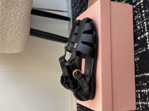 p350 代购级Miu Miu 25Ss 春夏季走秀款平底罗马凉鞋 最新款 女士夏季拖鞋 ，全胎牛皮材质 ，上脚软软绵绵的 ，亲肤柔软舒适 ，华美工艺营造精致的