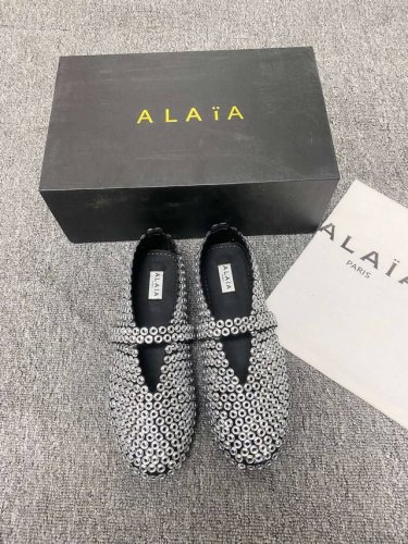 Alaia 走秀款平底芭蕾舞平底单鞋！ 甜酷芭蕾风，人气超高的一款芭蕾舞鞋，浪漫又迷人舒适百搭。 原版订制羊京皮施华钻 面料， 羊皮内里，私模橡胶防滑大底， 码