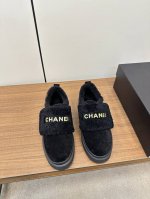 秋冬chanel小香家雪地靴 官网最新走秀款羊糕毛系列火爆上市 超级豪刊的款式颠覆了传统雪地靴的设计 将羊糕毛牛反绒皮的概念进行了全新的演绎 个性潮流 引领时尚