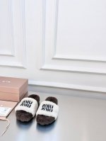 厚底个性字母logo毛拖 秋冬潮品毛毛拖！欧美名媛 明星网红girl 大 爱款 ，澳洲羊皮毛一体，毛毛蓬松柔软 亲肤柔软冬季必 备款 富有时尚元素，鞋面外表 贵